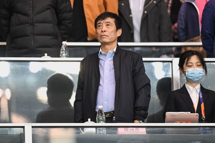 无奈的钟云秋也只能站在路边拦了一辆出租，带着昏迷不醒的钟子涛，狼狈的前往医院。